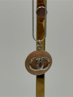 ⭐️⭐️⭐️Authentic 80’s Chanel Medallion Pendant Generic Chain Retail >1K
